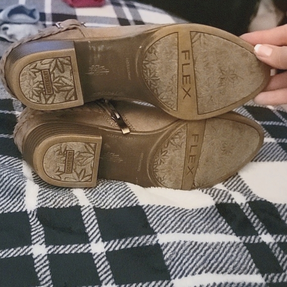 Womans booties ! - Picture 2 of 4